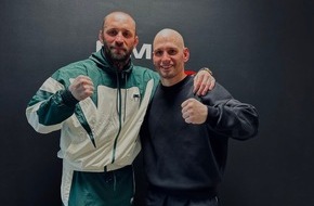 Smilodox GmbH & Co.KG: MMA Kampf: Hamburger Social Media Star "Flying" Uwe Schüder (u.a 7 vs Wild) tritt im Oktagon gegen Ediz "der Breite" Tasci an