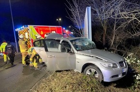 Freiwillige Feuerwehr Bad Salzuflen: FF Bad Salzuflen: BMW kracht bei Alleinunfall in Lärmschutzwand / Zwei Männer werden auf der Lockhauser Straße in Bad Salzuflen verletzt