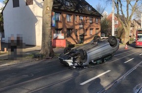 Polizei Essen: POL-E: Essen: Fahrzeug überschlägt sich und bleibt auf Dach liegen - Fahrer unverletzt