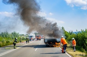 Polizeiinspektion Hameln-Pyrmont/Holzminden: POL-HM: Lkw gerät auf Bundesstraße 442 in Brand - Beifahrer nach kurzer Flucht festgenommen