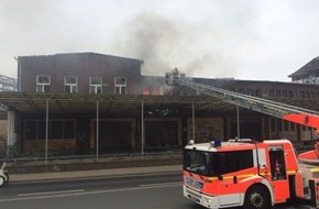 Feuerwehr Düsseldorf: FW-D: Zwei Brände in ehemaliger Papierfabrik