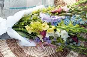 Blumenbüro: Farbenfrohes Sommerfeeling mit der Gladiole / Wahre Schönheit in der Vase