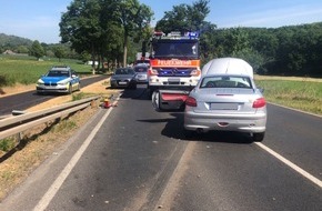 Polizei Aachen: POL-AC: Verkehrsunfall auf der B 57 - Auto fährt in entgegenkommenden Pkw