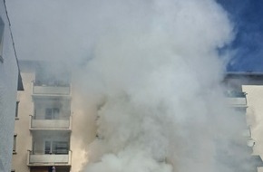 Feuerwehr Stuttgart: FW Stuttgart: PKW-Brand droht auf Geb&auml;ude &uuml;berzugreifen