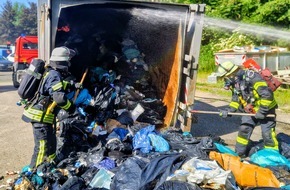 Feuerwehr und Rettungsdienst Bonn: FW-BN: Brand in M&uuml;llpresse f&uuml;hrt zu kr&auml;ftezehrendem L&ouml;scheinsatz