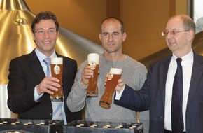 Krombacher Brauerei GmbH & Co.: TV-Moderator und Ex-Fußballstar Mehmet Scholl als Galionsfigur für das Weizen aus Krombach (mit Bild)