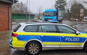 Polizeiinspektion Cuxhaven: POL-CUX: Tödlicher Verkehrsunfall in Cuxhaven - Seniorin wird von LKW erfasst (Foto im Anhang)