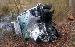 Polizeiinspektion Rotenburg: POL-ROW: ++ 65-jährige Autofahrerin verunglückt auf der B 75 ++ Randalierer im Seniorenheim ++ Sturz mit dem schnellen E-Bike ++ Jugendlicher bei Auffahrunfall verletzt ++