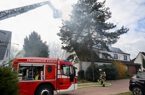 Feuerwehr Essen: FW-E: Brand in Doppelhaush&auml;lfte - eine verletzte Person