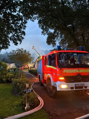 FW-ROW: Großbrand in Mehedorf: Werkstatt durch Feuer vollständig zerstört - Einsatz von über 280 Kräften - Keine Verletzten