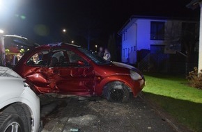 Kreispolizeibehörde Herford: POL-HF: Unfall nach Genuss von Betäubungsmitteln- Zusammenstoß mit geparkten Fahrzeugen