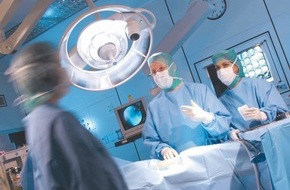 MAQUET Holding B.V. & Co. KG: Medizintechnikunternehmen Heraeus Med wandelt sich zu Hanau Med / Messe MEDICA 2002: GETINGE präsentiert Markenverbund MAQUET, ALM und Hanau Med