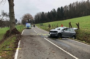 Kreispolizeibehörde Oberbergischer Kreis: POL-GM: 070221-0089: 20-Jährige prallt gegen Baum und überschlägt sich