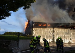 FW-RD: Feuer vernichtet Lagerhalle, 100 Einsatzkräfte im Einsatz

Ergänzung zur OTS-Meldung vom 13.08.2019 - 20:02 Uhr