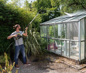 Pressemitteilung: So wird das Gewächshaus im Garten schnell und komfortabel gereinigt