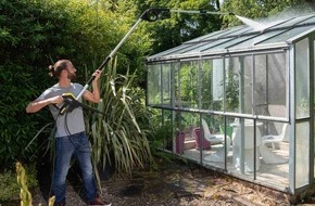 Alfred K&auml;rcher SE & Co. KG: Pressemitteilung: So wird das Gew&auml;chshaus im Garten schnell und komfortabel gereinigt