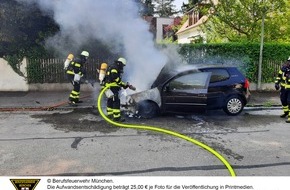 Feuerwehr München: FW-M: Rauchsäule weist den Weg zum Einsatzort (Hadern)