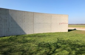 Kreispolizeibehörde Rhein-Kreis Neuss: POL-NE: Rote Schriftzüge auf dem Gelände der Raketenstation Hombroich beschäftigen die Polizei