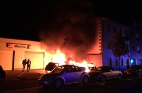 Feuerwehr Mönchengladbach: FW-MG: Brand von vier PKW vor einer Werkstatt