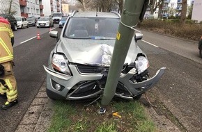 Polizeipräsidium Westpfalz: POL-PPWP: Unfall: Gegen Laternenmast gekracht