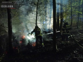 FW-MK: Brennholzlager brannte im Wald