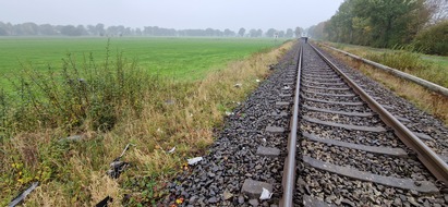 FFW Schiffdorf: Zug schleudert Pkw an Bahnübergang von Fahrbahn: 52 Personen aus Zug evakuiert