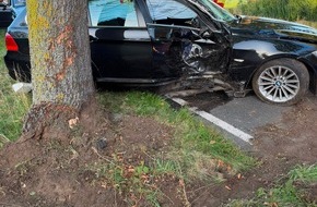 Freiwillige Feuerwehr Lehrte: FW Lehrte: Verkehrsunfall: PKW prallt gegen Baum