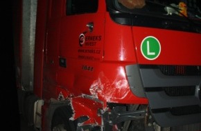 Polizeiinspektion Hameln-Pyrmont/Holzminden: POL-HM: LKW rammt drei Fahrzeuge und entfernt sich vom Unfallort.