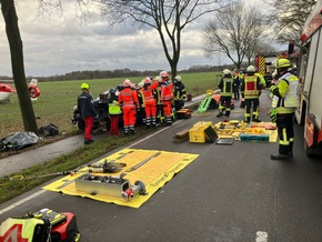 FW-ROW: Frontalzusammenstoß zweier PKW auf der B71 zwischen Wehldorf und Brüttendorf fordert zwei Tote und einen Schwerverletzten