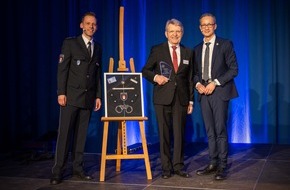 Polizei Hamburg: POL-HH: 260326-3. Erster Vorsitzender des Polizeichors Hamburg zum Ehrenkommissar ernannt