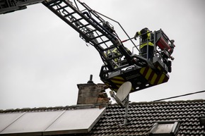 FW LK Neunkirchen: Gewitter über Neunkirchen - Blitz sprengt Kamin und Windböe bläst Verkaufsbude um