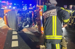Feuerwehr Bochum: FW-BO: Umgekipptes Streufahrzeug auf der Universitätsstraße