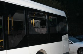 Polizeidirektion Kaiserslautern: POL-PDKL: Omnibusscheibe von Bahnschranke beschädigt