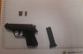 Bundespolizeidirektion Sankt Augustin: BPOL NRW: Schreckschusswaffe offen in der Bauchtasche - Bundespolizei stellt Aggressor unter Widerstand