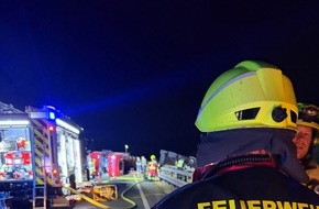 Freiwillige Feuerwehr Kamen: FW Kamen: Schwertransporter mit Mobilkran auf der A2 umgest&uuml;rzt - beide Fahrtrichtungen betroffen