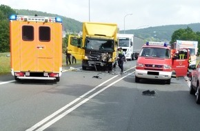 Polizei Minden-Lübbecke: POL-MI: Schwerer Unfall auf der B 239 fordert ein Todesopfer