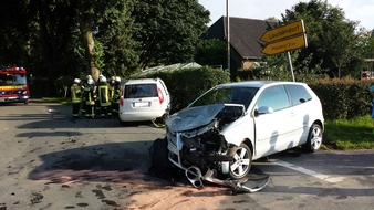 Freiwillige Feuerwehr Bedburg-Hau: FW-KLE: Verkehrsunfall: "Pizzataxi" stößt mit anderem Auto zusammen