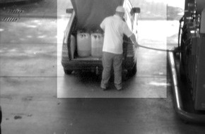 Polizeipräsidium Frankfurt am Main: POL-F: 090825 - 1064 - Niederrad: 171 Liter Sprit in einem Pkw geklaut (Fotos beachten!!)