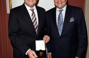 Schüco International KG: Dieselmedaille für Schüco (FOTO)