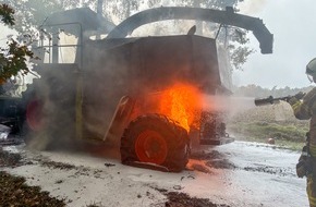 Kreisfeuerwehr Oldenburg: FW-OLL: Maishäcksler fängt Feuer und brennt vollständig aus - Hubschrauber sieht Feuer, landet und versucht die Flammen zu bekämpfen