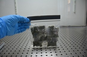 Polizeiinspektion Osnabr&uuml;ck: POL-OS: Glandorf: Spazierg&auml;ngerin findet Drogenrucksack - Polizei sucht Dealer