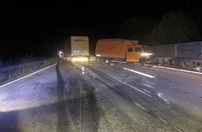 Polizeidirektion Neustadt/Weinstraße: POL-PDNW: Polizeiautobahnstation Ruchheim - LKW fährt in Baustellenfahrzeug, A61 mehrere Stunden vollgesperrt