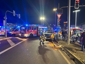 FW Weinheim: Drei Fahrzeuge kollidieren auf der Kreuzung B38 / Viernheimer Straße, darunter ein Streifenwagen der Polizei