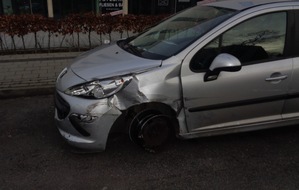 Polizei Aachen: POL-AC: Verkehrsunfall-Flucht im Ostviertel: Autofahrerin beleidigt Zeugen