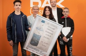 DAK-Gesundheit: Jetzt mit Fotos "bunt statt blau": Gesundheitssenatorin ehrt Bremer Schüler-Trio für Sieg beim Plakatwettbewerb gegen Komasaufen