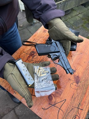 ZOLL-E: Staatsanwaltschaft Aurich und Zollfahndung Essen Gewaltbereite bewaffnete Drogenbande zerschlagen 5 Haftbefehle vollstreckt, Drogen und Waffen sichergestellt