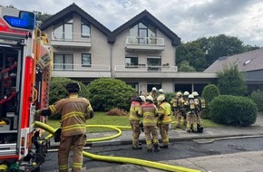 Feuerwehr Bergisch Gladbach: FW-GL: Küchenbrand in Einfamilienhaus - Verzögerte Anfahrt durch Falschparker