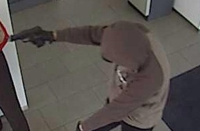 Polizei Rhein-Erft-Kreis: POL-REK: 5000 Euro Belohnung nach Überfall auf zwei Angestellte eines Baumarktes - Erftstadt-Liblar
