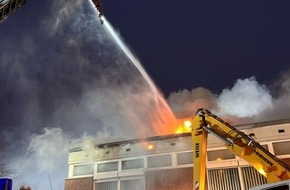 Kreispolizeibehörde Höxter: POL-HX: Feuer sorgt für einen Großeinsatz