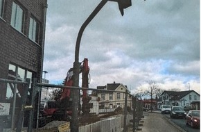 Polizeiinspektion Wilhelmshaven/Friesland: POL-WHV: Unfall in Jever: LKW fährt gegen Ampelanlage